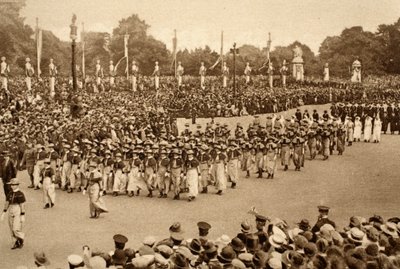 Verpleegsterscontingenten in de grote Overwinningsmars van geallieerde troepen door Londen, 1919 door English Photographer